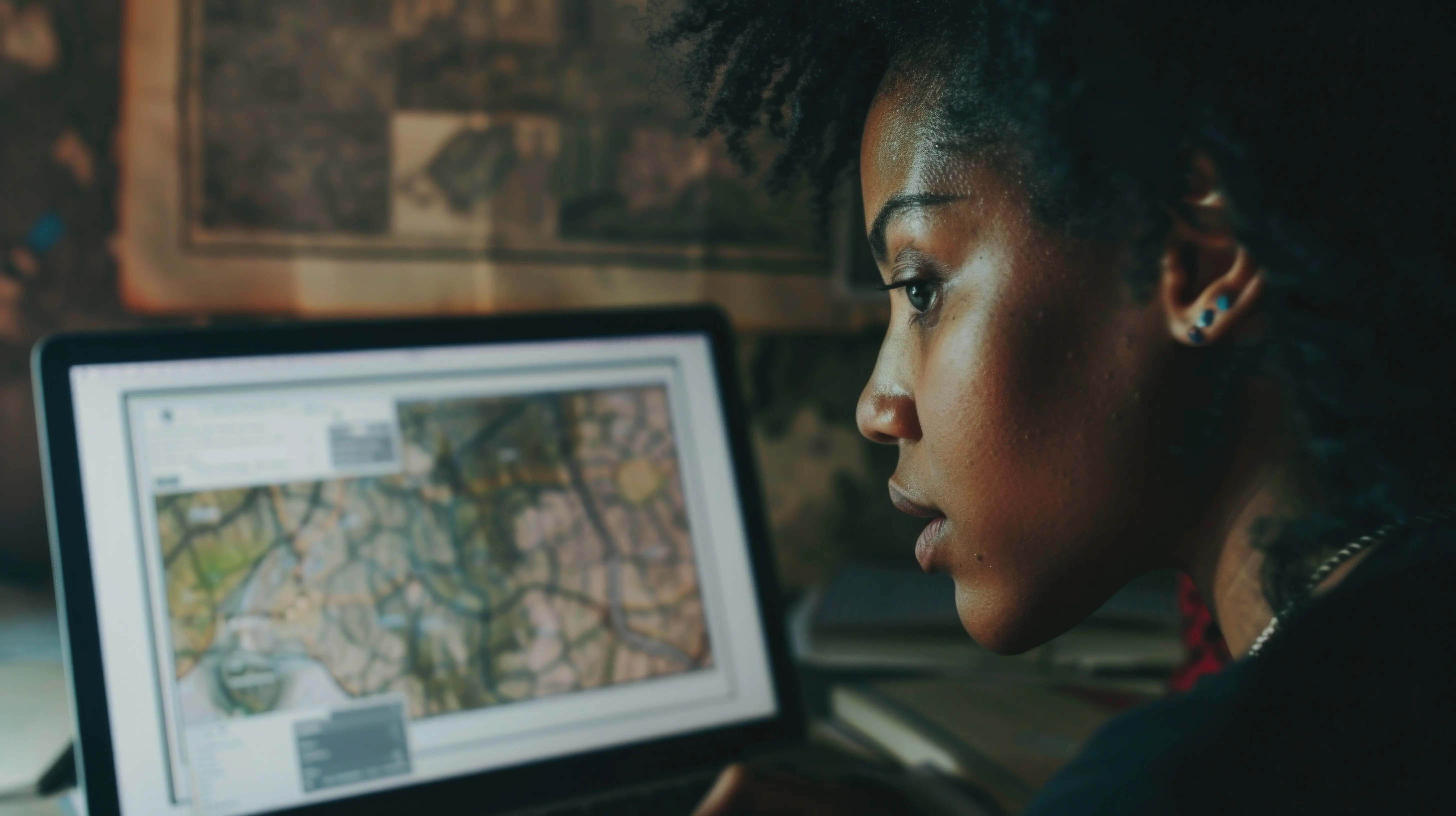 Eine Frau betrachtet einen Computerbildschirm mit einer Karte.