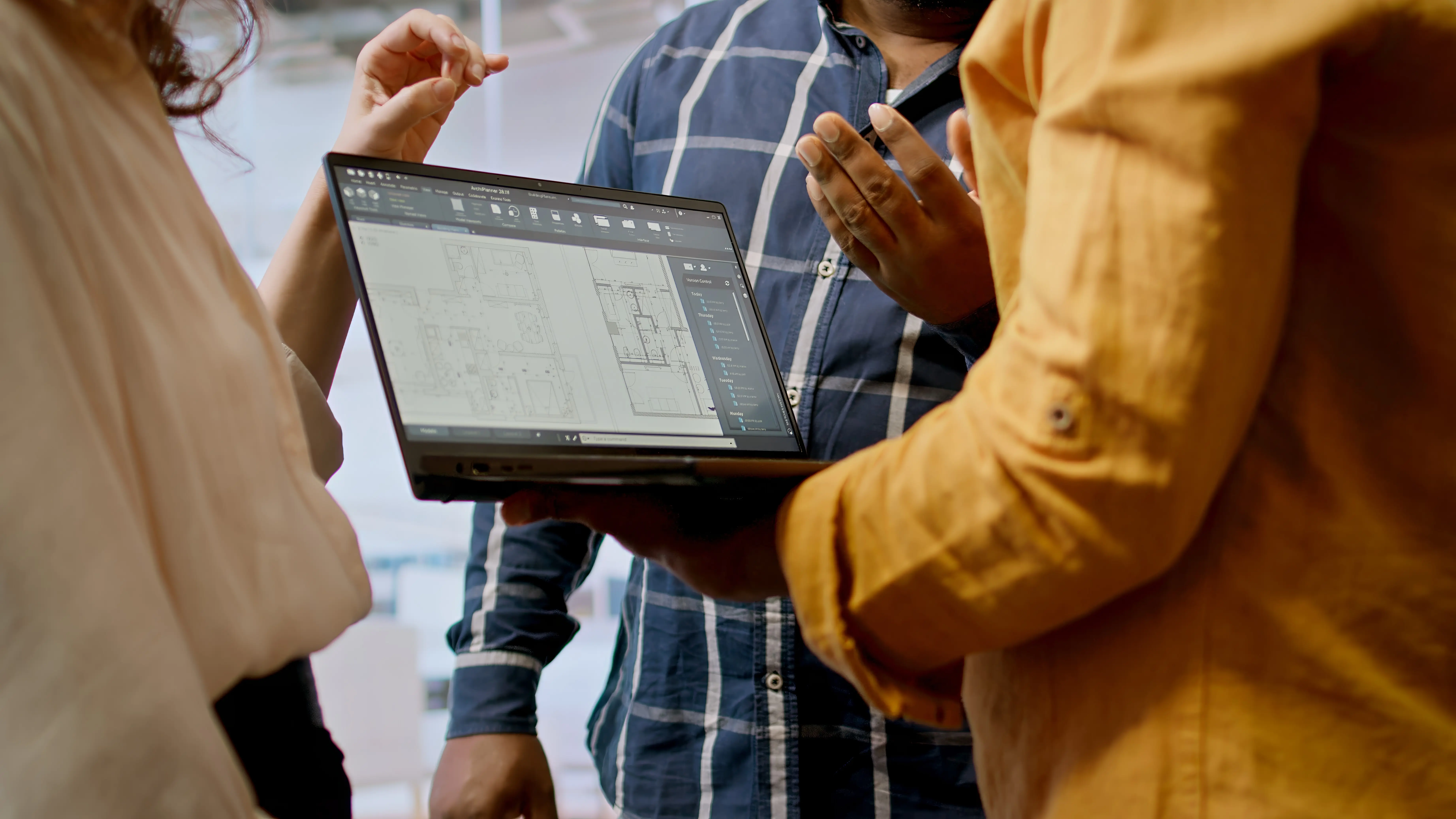 Immobilienmakler, der Kunden beim Büroumzug und bei der Büroanmietung berät.